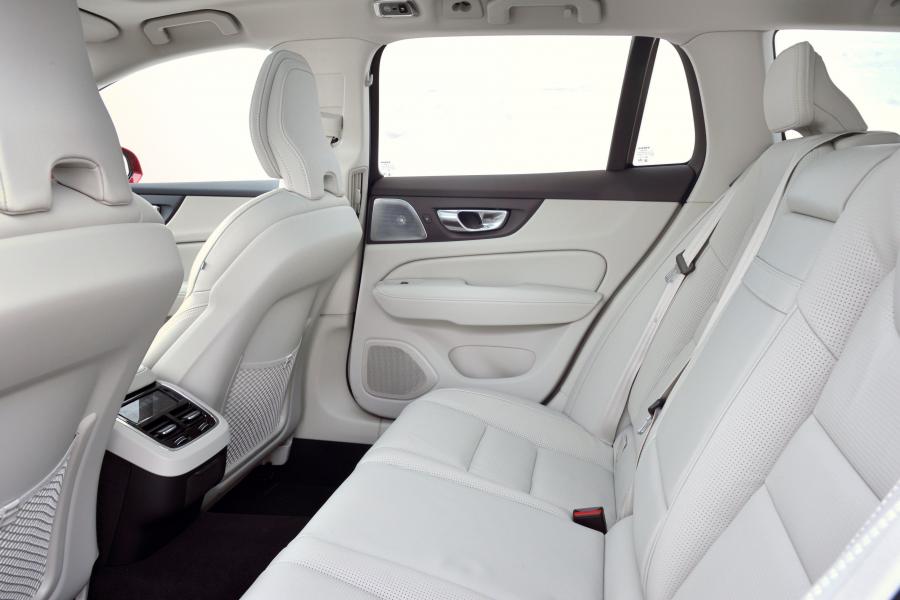 Интерьер Volvo V60 D4 Cross Country 2018 года  (WW) (фото 4 из 49)
